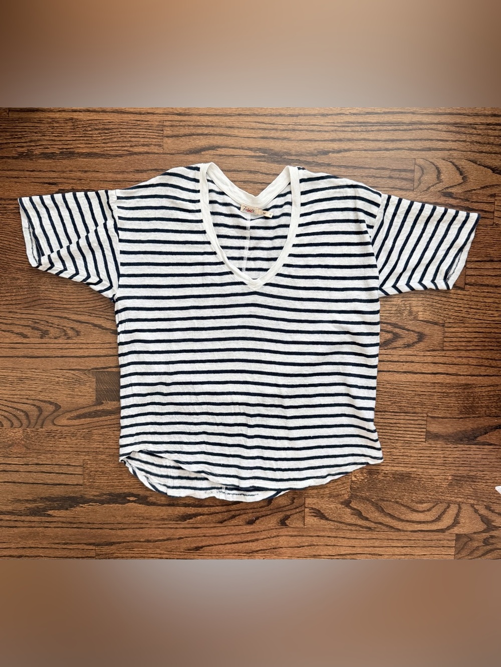 Faherty Linen White and Navy Striped V-Neck Short Sleeve Tee - size medium